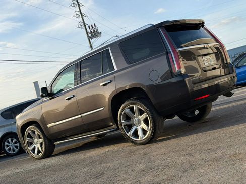 Used 2017 Cadillac Escalade Luxury image 3