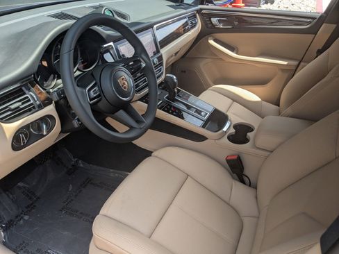 Certified 2025 Porsche Macan image 4