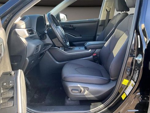 Used 2023 Toyota Highlander LE image 22