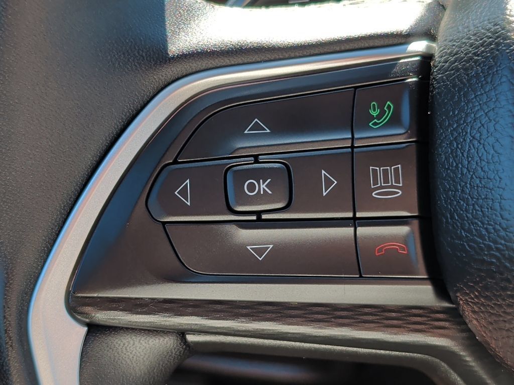 Used 2025 Jeep Grand Cherokee Altitude AWD/4WD image 12