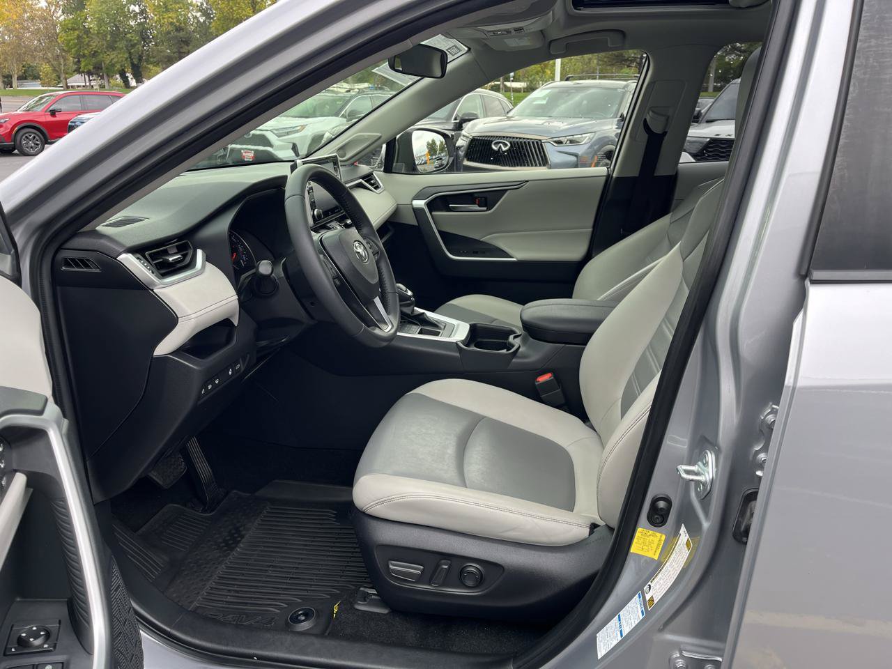 Used 2020 Toyota RAV4 XLE Premium AWD/4WD image 4
