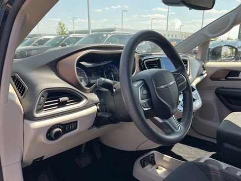 Used 2017 Chrysler Pacifica Touring image 9