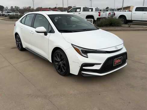 Used 2024 Toyota Corolla SE image 3