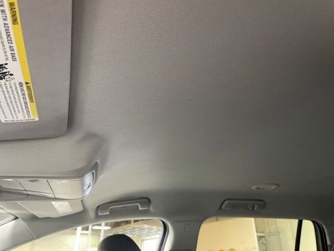 Used 2023 GMC Acadia SLE image 22