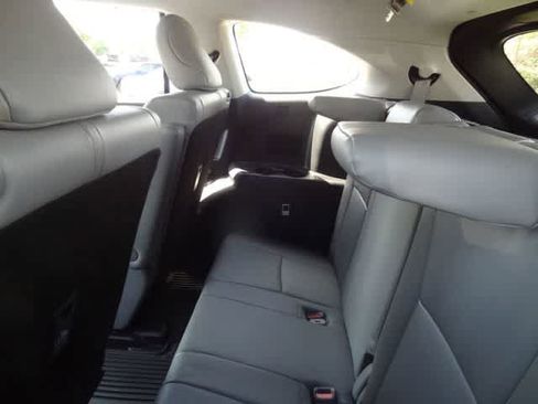 Used 2023 Toyota Highlander XLE FWD image 11
