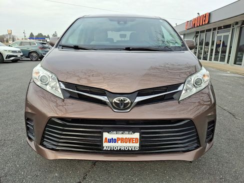 Used 2018 Toyota Sienna LE image 2