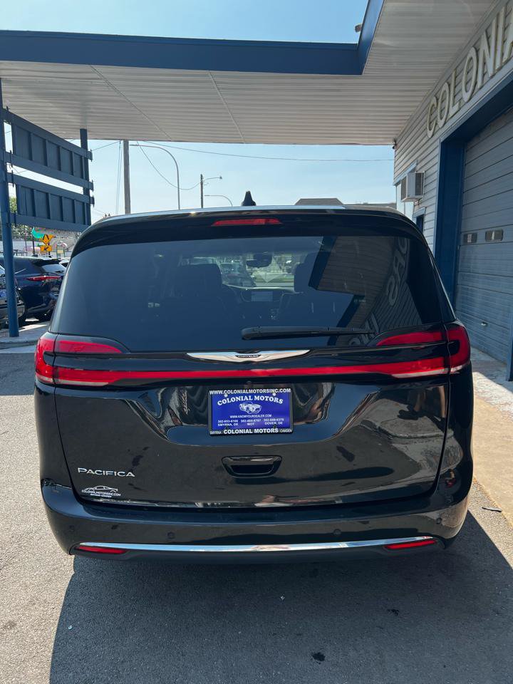 Used 2023 Chrysler Pacifica Touring-L FWD image 5