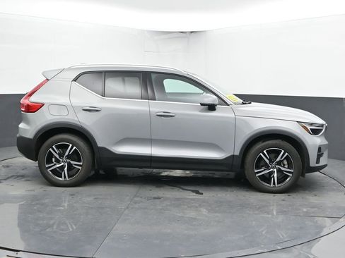 Used 2025 Volvo XC40 B5 Core image 11