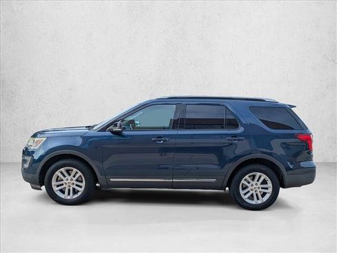 Used 2017 Ford Explorer XLT w/ Equipment Group 202A FWD image 9