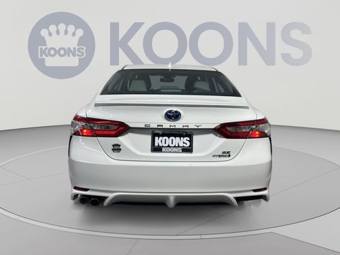Used 2020 Toyota Camry SE w/ Sunroof Package FWD image 5