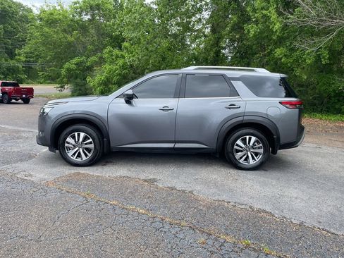 Used 2023 Nissan Pathfinder SL w/ Lighting Package (N92) FWD image 2