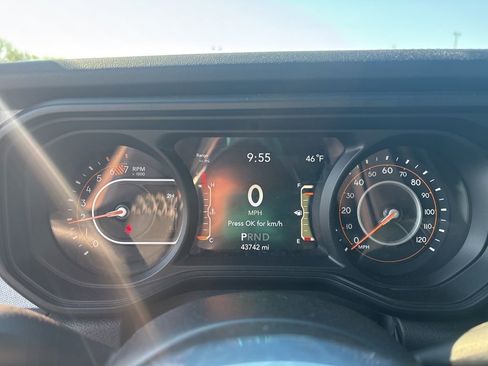 Used 2025 Jeep Wrangler Sahara image 7