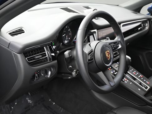 Certified 2025 Porsche Macan AWD/4WD image 5