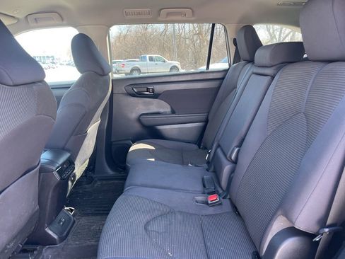 Used 2023 Toyota Highlander L image 3