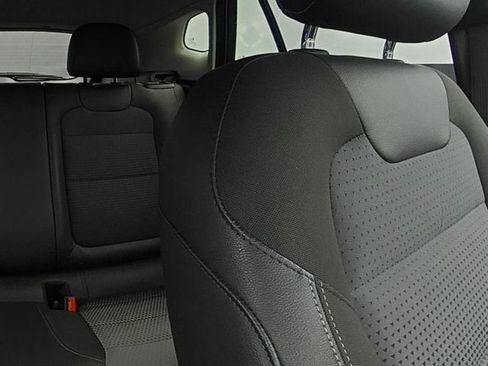 Used 2025 Chevrolet Trax LT FWD image 28