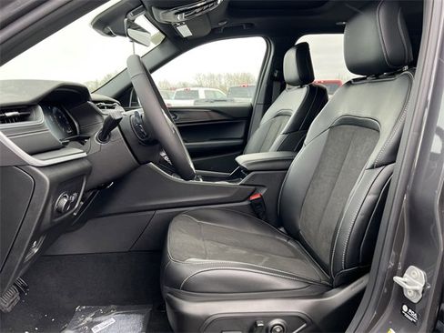 New 2025 Jeep Grand Cherokee Altitude image 4