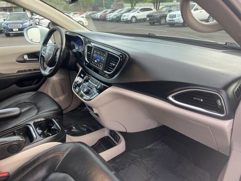 Used 2020 Chrysler Pacifica Touring-L image 21