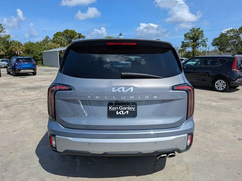 Certified 2023 Kia Telluride EX w/ EX Captain's Chair Package FWD image 7