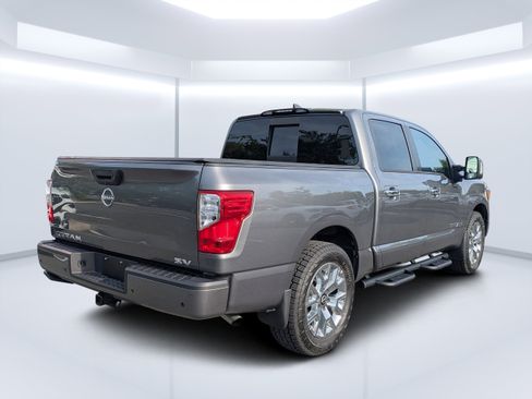 Used 2023 Nissan Titan SV w/ SV Convenience Package RWD image 3