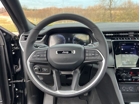 Used 2024 Jeep Grand Cherokee Altitude image 31