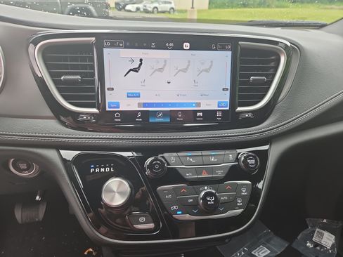 New 2027 Chrysler Pacifica Select FWD image 6