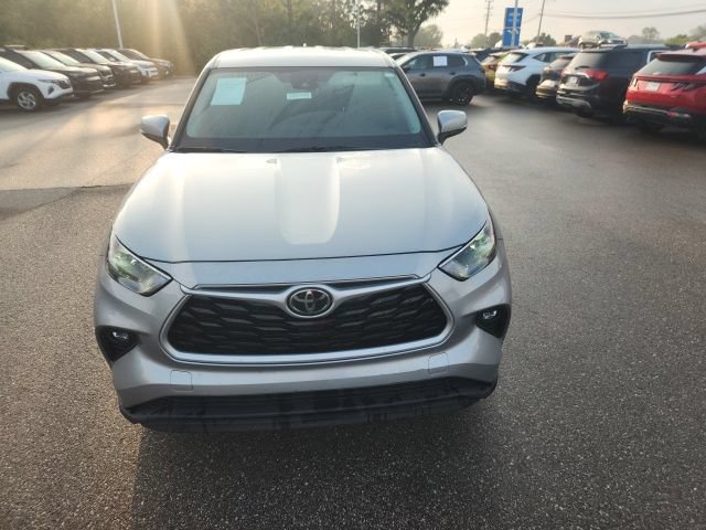 Used 2023 Toyota Highlander LE FWD image 4