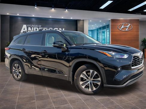 Used 2022 Toyota Highlander XLE AWD/4WD image 3