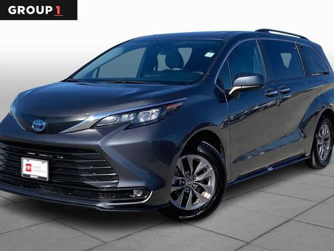 Used 2025 Toyota Sienna XLE image 1