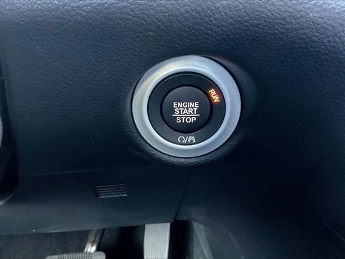 Used 2025 Chrysler Pacifica Select FWD image 28