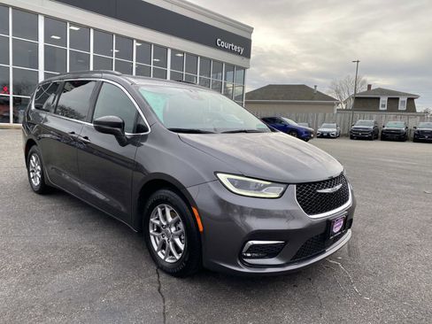 Used 2022 Chrysler Pacifica Touring image 8