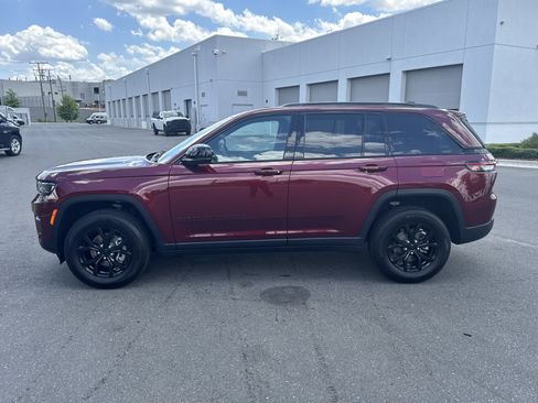 Certified 2024 Jeep Grand Cherokee Altitude AWD/4WD image 7