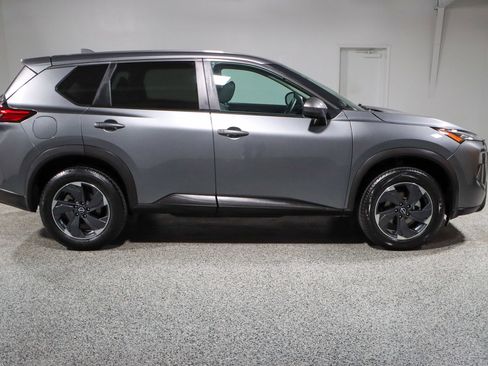 Used 2024 Nissan Rogue SV image 6