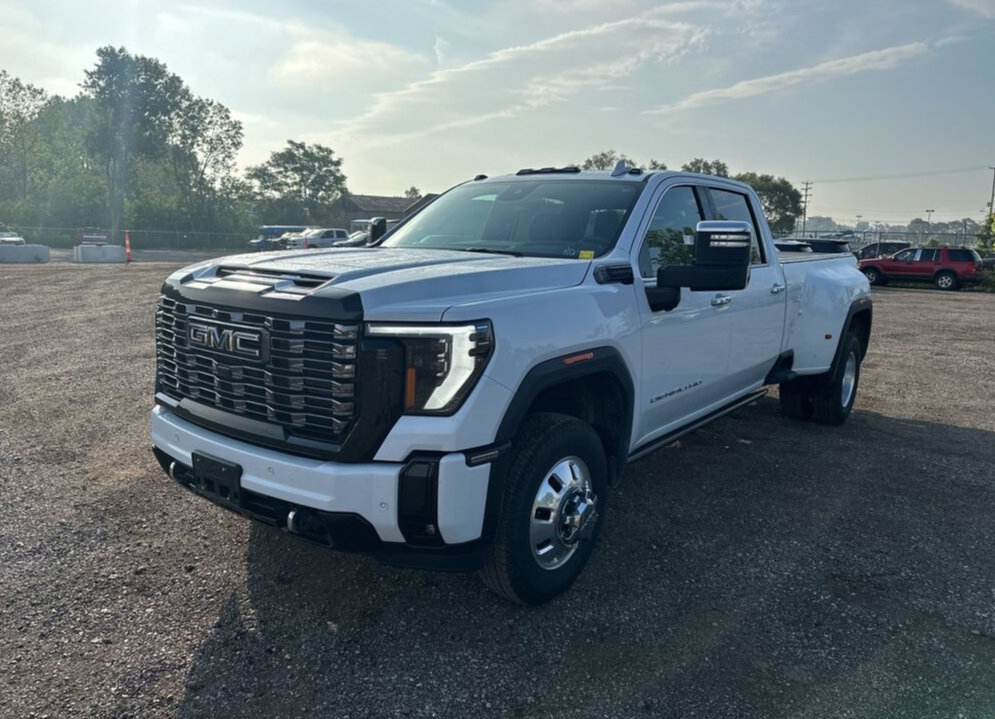 Used 2026 GMC Sierra 3500 Denali Ultimate AWD/4WD image 2