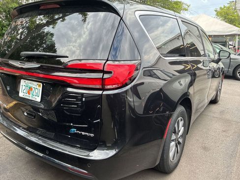Used 2023 Chrysler Pacifica Touring-L FWD image 11