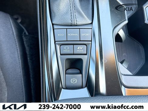 Used 2025 Toyota Camry LE w/ Convenience Package image 27