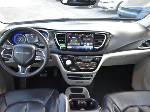 Used 2022 Chrysler Pacifica Touring-L FWD image 11
