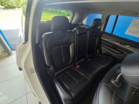 Used 2023 Jeep Grand Cherokee Limited AWD/4WD image 27