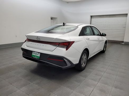 Used 2024 Hyundai Elantra SE FWD image 9