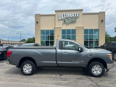 Used 2017 Nissan Titan SV AWD/4WD image 1