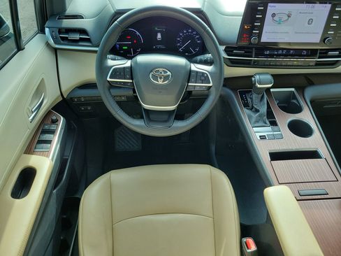 Used 2021 Toyota Sienna XLE image 18