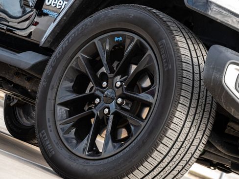 Used 2022 Jeep Wrangler Unlimited Sahara w/ Cold Weather Group image 8