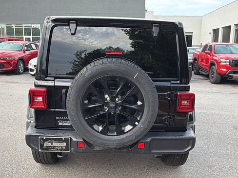 Used 2025 Jeep Wrangler Unlimited Sahara w/ Safety Group AWD/4WD image 9