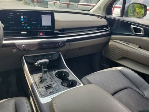Used 2025 Kia Carnival FWD image 12