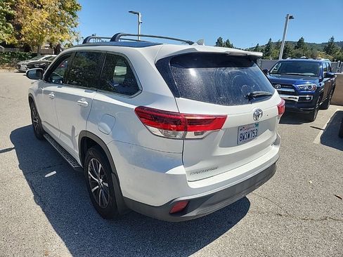 Used 2017 Toyota Highlander XLE w/ Carpet Mat Package FWD image 3
