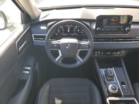 Used 2023 Mitsubishi Outlander SE image 16