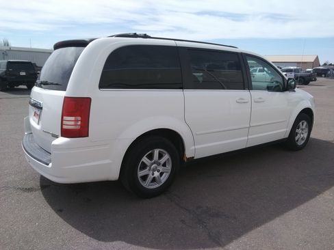 Used 2010 Chrysler Town & Country LX FWD image 5