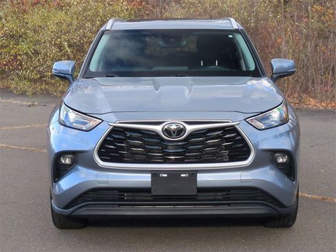 Used 2023 Toyota Highlander XLE image 9