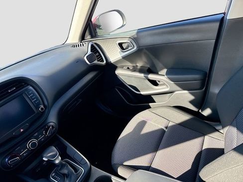 Used 2023 Kia Soul LX w/ LX Technology Package image 23