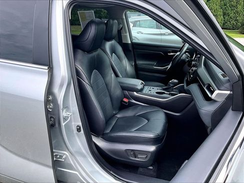 Used 2025 Toyota Highlander XLE AWD/4WD image 11