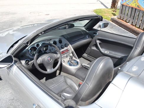 Used 2007 Pontiac Solstice Convertible w/ Premium Package RWD image 13